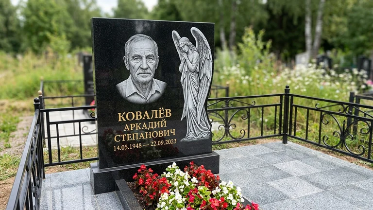 Гравировка ангела на памятник в Набережных Челнах — памятник из чёрного гранита с гравировкой