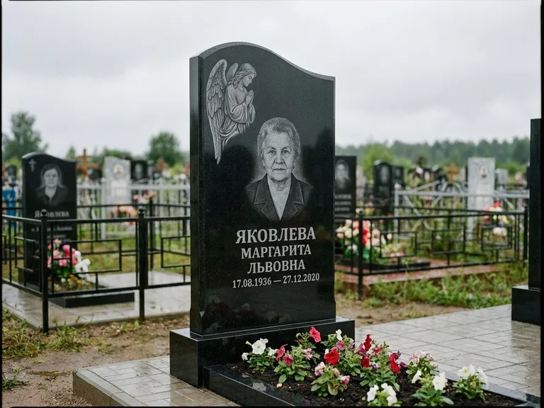 Памятник с гравировкой ангела — гравировка молящегося ангела в верхней части стелы, работа «Яковлева» в Набережных Челнах