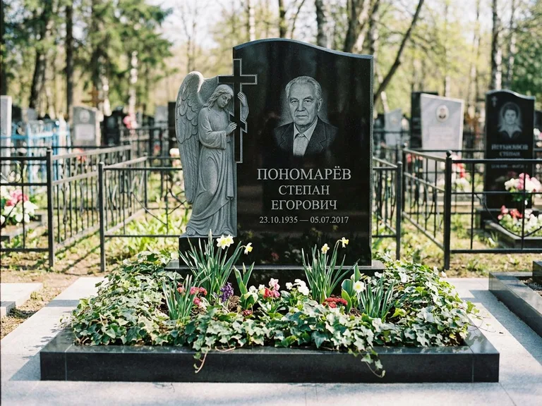 Памятник с гравировкой ангела — гравировка ангела с крестом рядом с эпитафией, работа «Пономарёв» в Набережных Челнах