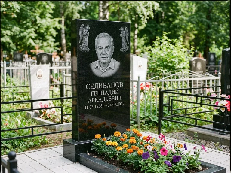 Памятник с гравировкой ангела — гравировка двух ангелов по сторонам портрета, работа «Селиванов» в Набережных Челнах