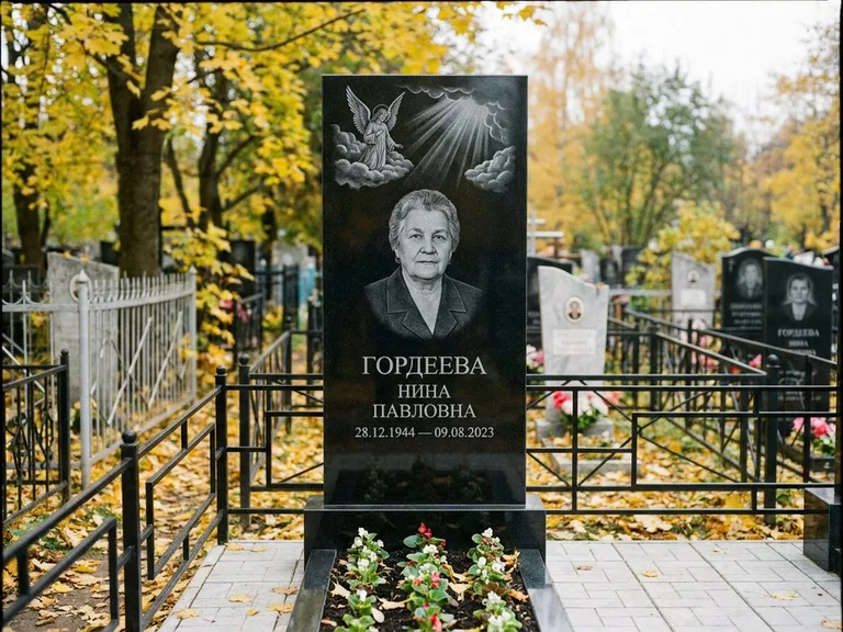 Памятник с гравировкой ангела — гравировка ангела в облаках с лучами над портретом, работа «Гордеева» в Набережных Челнах