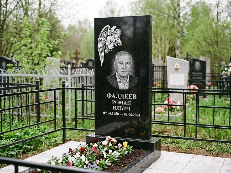 Памятник с гравировкой ангела — белая гравировка скорбящего ангела над портретом, работа «Фаддеев» в Набережных Челнах