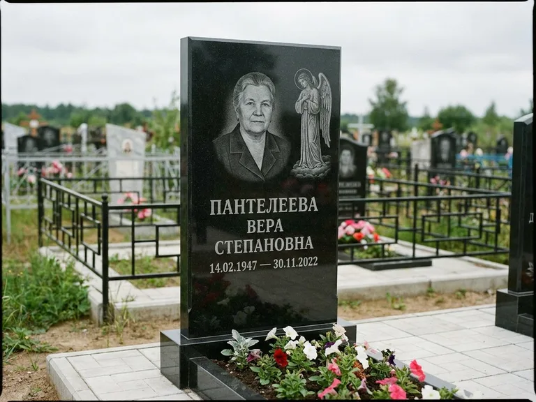 Памятник с гравировкой ангела — гравировка ангела-хранителя сбоку от портрета, работа «Пантелеева» в Набережных Челнах