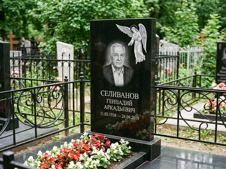 Памятник с гравировкой ангела — белая гравировка скорбящего ангела над портретом, работа «Селиванов» в Набережных Челнах