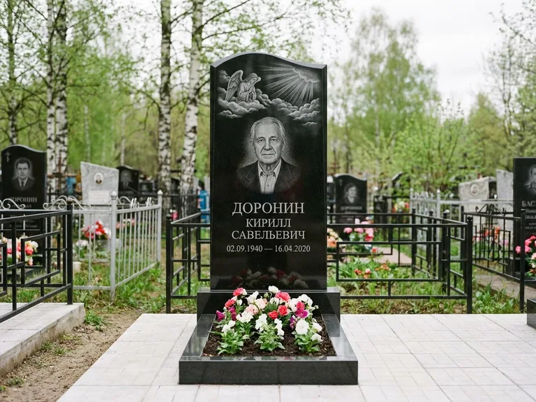 Памятник с гравировкой ангела — гравировка ангела в облаках с лучами над портретом, работа «Доронин» в Набережных Челнах