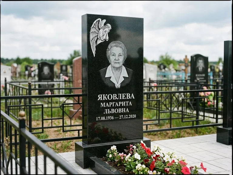 Памятник с гравировкой ангела — белая гравировка скорбящего ангела над портретом, работа «Яковлева» в Набережных Челнах