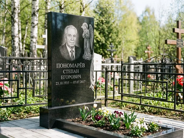 Памятник с гравировкой ангела — гравировка ангела-хранителя сбоку от портрета, работа «Пономарёв» в Набережных Челнах