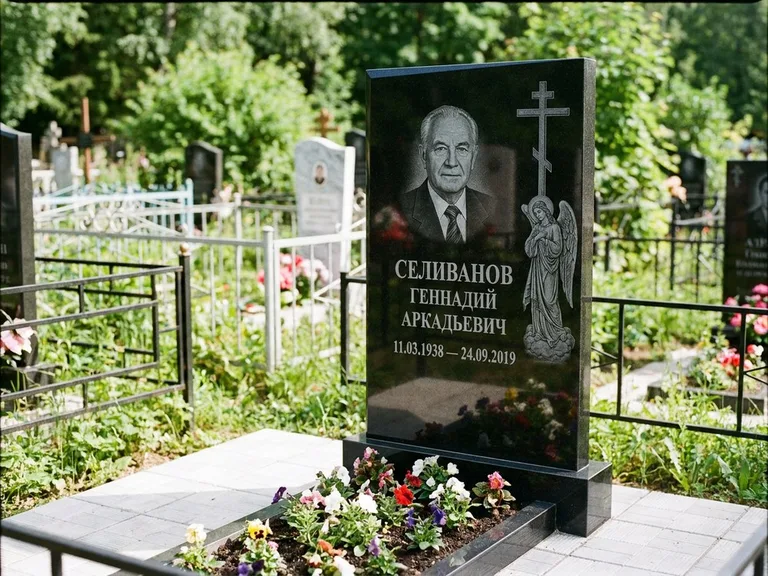Памятник с гравировкой ангела — гравировка ангела с крестом рядом с эпитафией, работа «Селиванов» в Набережных Челнах