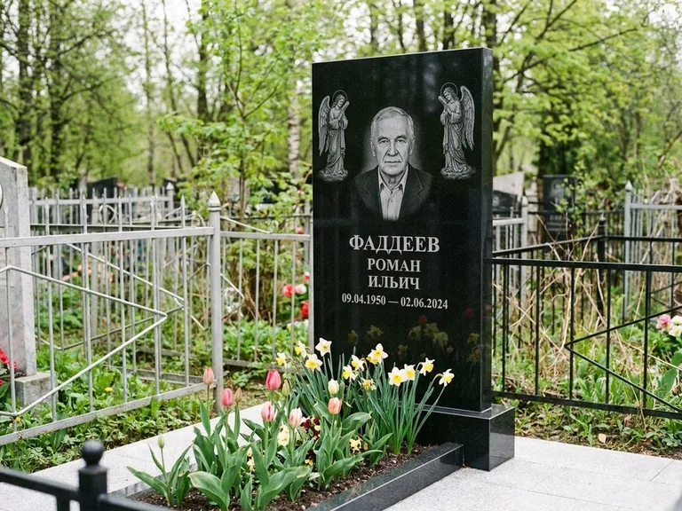 Памятник с гравировкой ангела — гравировка двух ангелов по сторонам портрета, работа «Фаддеев» в Набережных Челнах