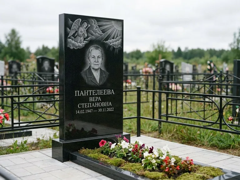 Памятник с гравировкой ангела — гравировка ангела в облаках с лучами над портретом, работа «Пантелеева» в Набережных Челнах