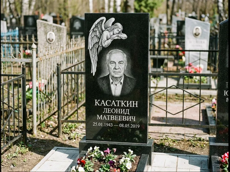Памятник с гравировкой ангела — белая гравировка скорбящего ангела над портретом, работа «Касаткин» в Набережных Челнах