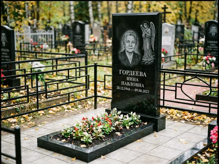 Памятник с гравировкой ангела — гравировка ангела-хранителя сбоку от портрета, работа «Гордеева» в Набережных Челнах