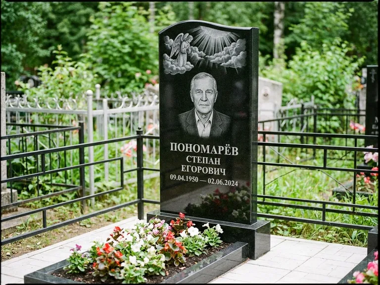 Памятник с гравировкой ангела — гравировка ангела-хранителя сбоку от портрета, работа «Лобанова» в Набережных Челнах