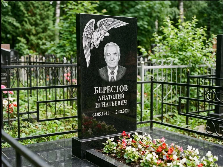 Памятник с гравировкой ангела — гравировка молящегося ангела в верхней части стелы, работа «Свиридов» в Набережных Челнах