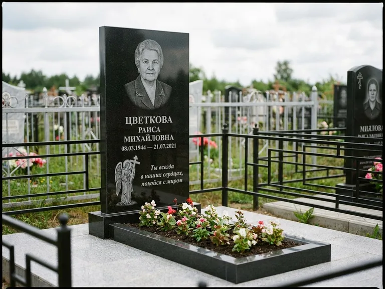 Памятник с гравировкой ангела — гравировка двух ангелов по сторонам портрета, работа «Яковлева» в Набережных Челнах