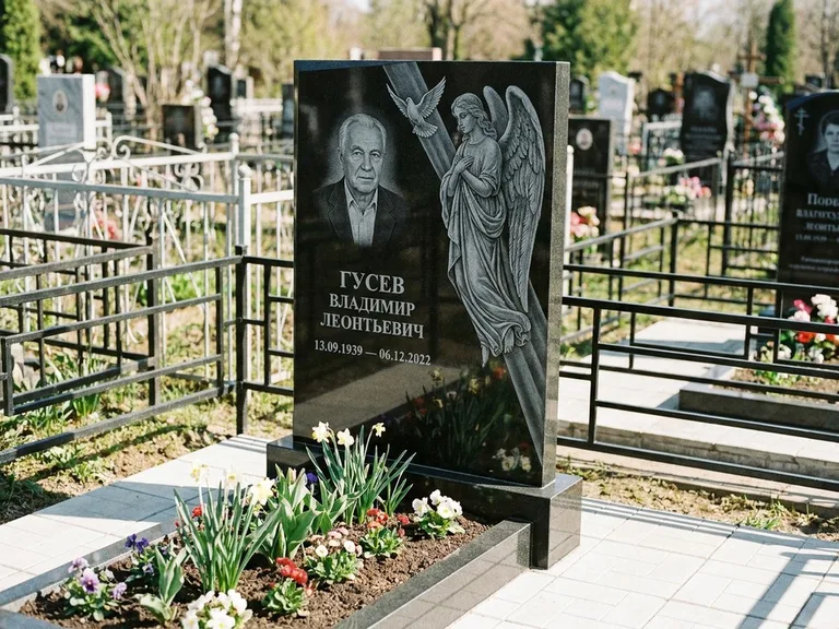 Памятник с гравировкой ангела — гравировка ангела в облаках с лучами над портретом, работа «Пономарёв» в Набережных Челнах