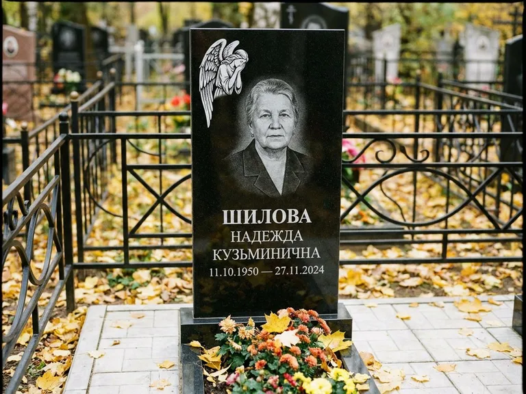 Памятник с гравировкой ангела — гравировка молящегося ангела в верхней части стелы, работа «Гордеева» в Набережных Челнах