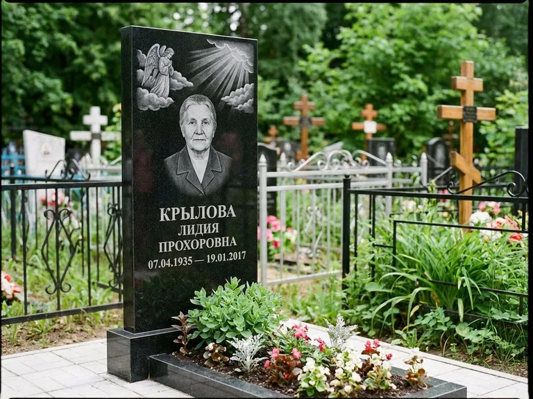 Памятник с гравировкой ангела — гравировка ангела в облаках с лучами над портретом, работа «Лобанова» в Набережных Челнах