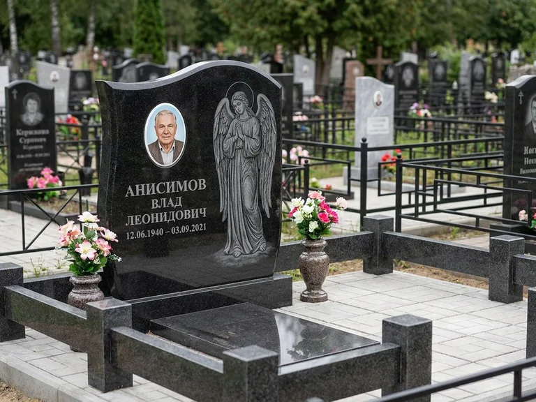 Памятник с гравировкой ангела — белая гравировка скорбящего ангела над портретом, работа «Свиридов» в Набережных Челнах