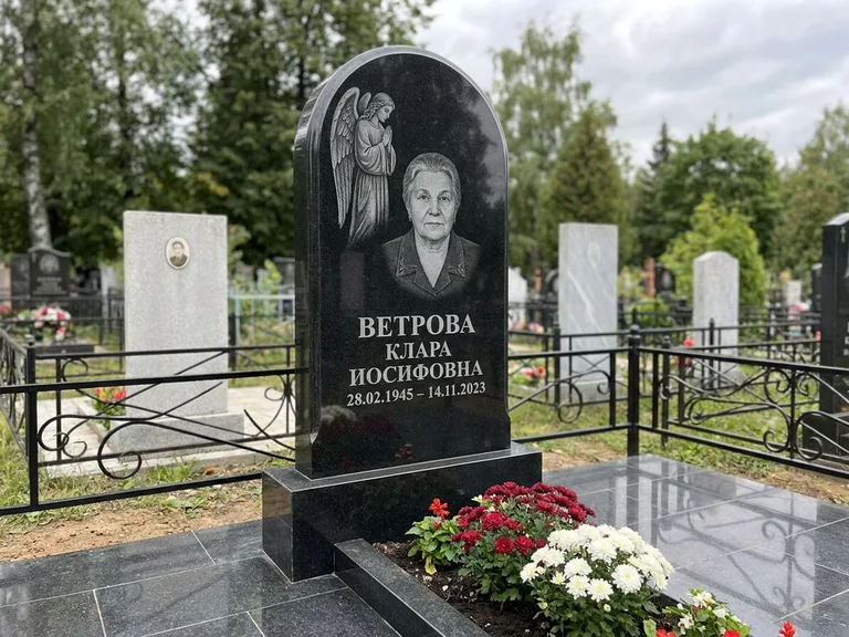 Памятник с гравировкой ангела — гравировка ангела-хранителя сбоку от портрета, работа «Игнатова» в Набережных Челнах