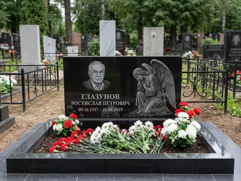 Памятник с гравировкой ангела — гравировка молящегося ангела в верхней части стелы, работа «Доронин» в Набережных Челнах