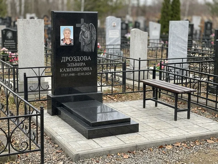 Памятник с гравировкой ангела — гравировка ангела с крестом рядом с эпитафией, работа «Яковлева» в Набережных Челнах