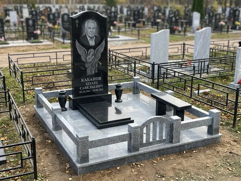 Памятник с гравировкой ангела — гравировка ангела с голубем по диагонали стелы, работа «Пономарёв» в Набережных Челнах