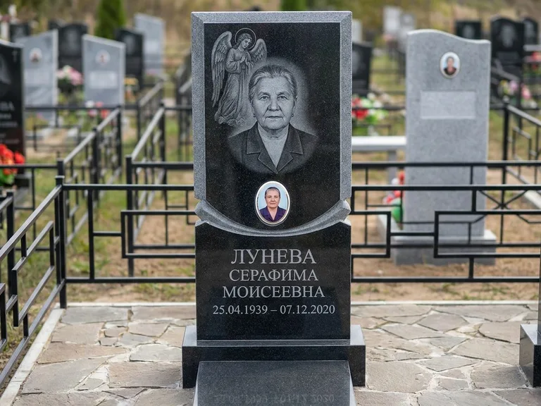 Памятник с гравировкой ангела — гравировка двух ангелов по сторонам портрета, работа «Журавлёва» в Набережных Челнах