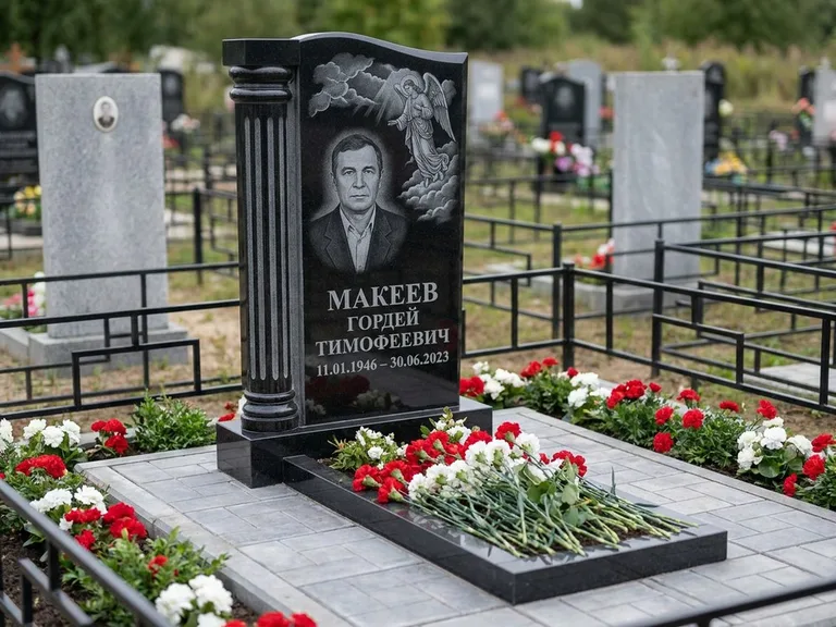 Памятник с гравировкой ангела — гравировка ангела в облаках с лучами над портретом, работа «Селиванов» в Набережных Челнах