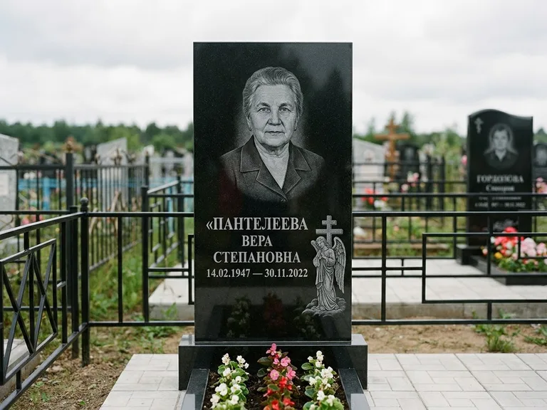 Памятник с гравировкой ангела — гравировка ангела с крестом рядом с эпитафией, работа «Пантелеева» в Набережных Челнах