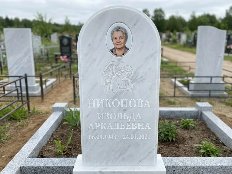 Памятник с гравировкой ангела — белая гравировка скорбящего ангела над портретом, работа «Гордеева» в Набережных Челнах
