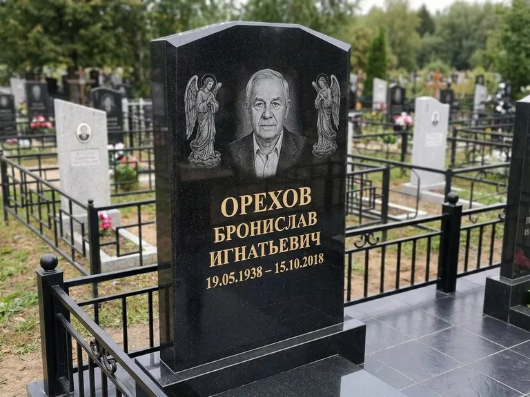 Памятник с гравировкой ангела — гравировка ангела-хранителя сбоку от портрета, работа «Фаддеев» в Набережных Челнах