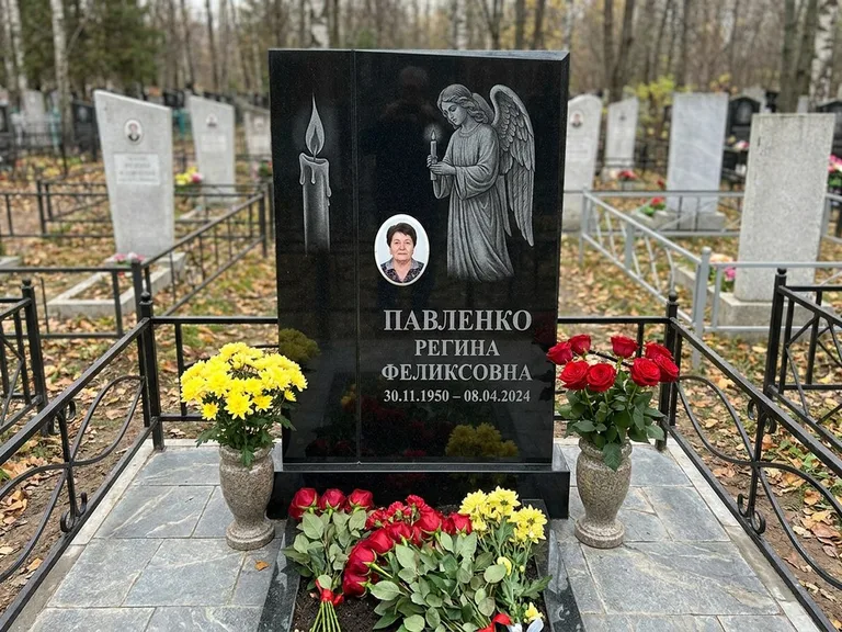 Памятник с гравировкой ангела — гравировка молящегося ангела в верхней части стелы, работа «Пантелеева» в Набережных Челнах
