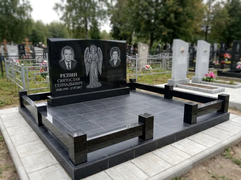 Памятник с гравировкой ангела — гравировка ангела с крестом рядом с эпитафией, работа «Касаткин» в Набережных Челнах