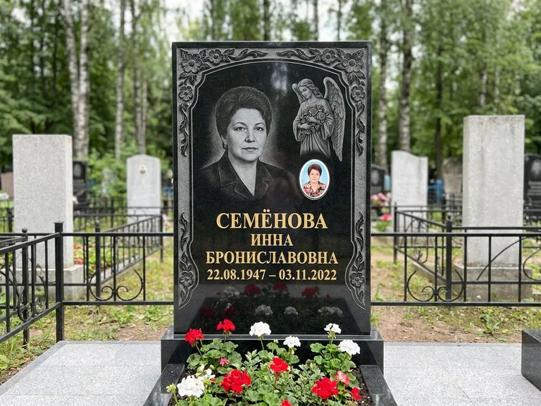 Памятник с гравировкой ангела — гравировка ангела с голубем по диагонали стелы, работа «Лобанова» в Набережных Челнах