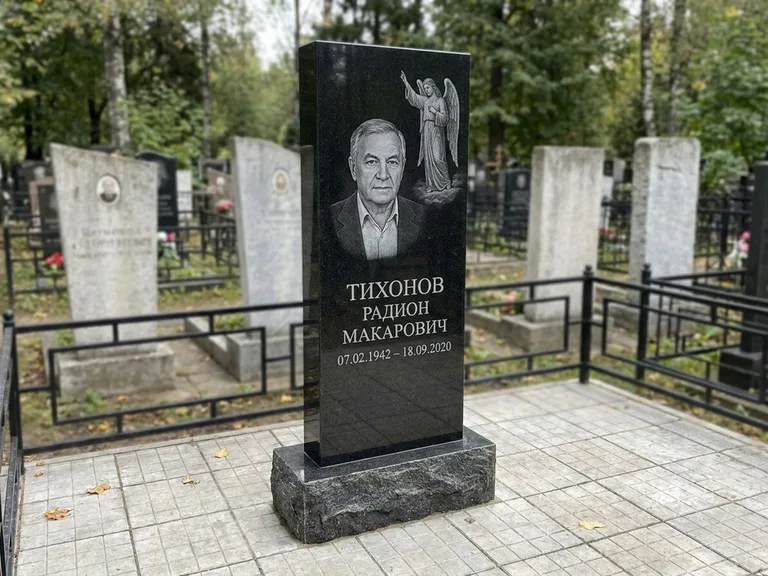 Памятник с гравировкой ангела — гравировка двух ангелов по сторонам портрета, работа «Свиридов» в Набережных Челнах