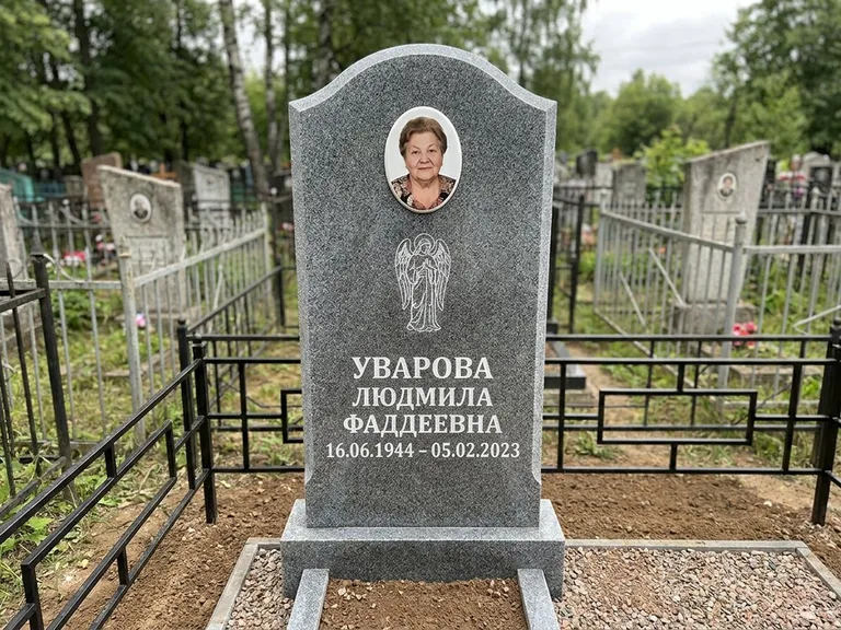 Памятник с гравировкой ангела — гравировка ангела в облаках с лучами над портретом, работа «Игнатова» в Набережных Челнах