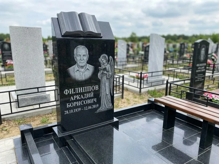 Памятник с гравировкой ангела — белая гравировка скорбящего ангела над портретом, работа «Доронин» в Набережных Челнах