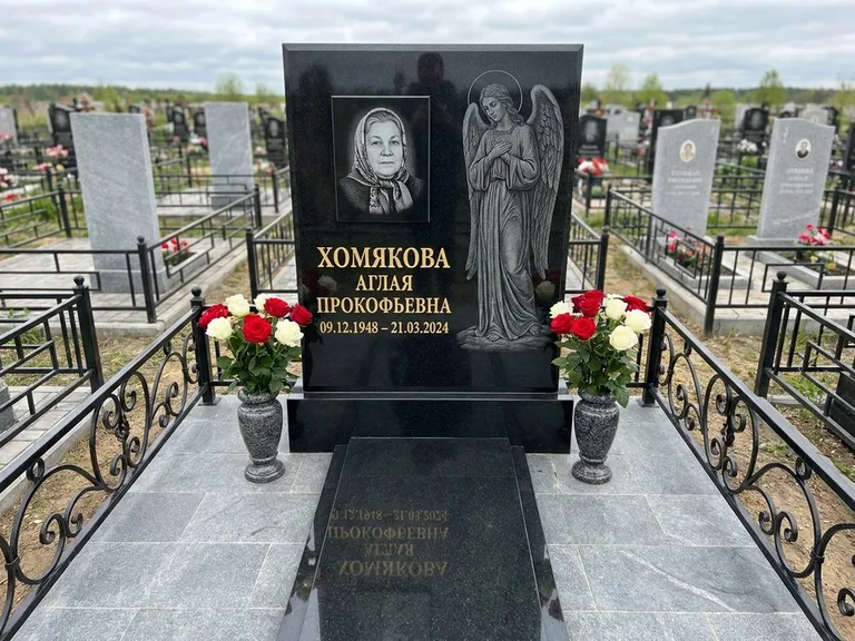 Памятник с гравировкой ангела — гравировка ангела-хранителя сбоку от портрета, работа «Яковлева» в Набережных Челнах