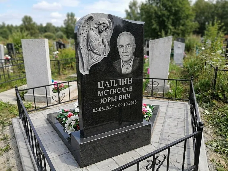Памятник с гравировкой ангела — гравировка молящегося ангела в верхней части стелы, работа «Пономарёв» в Набережных Челнах