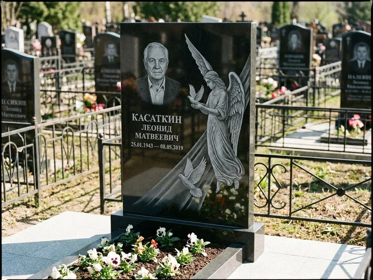 Памятник с гравировкой ангела — гравировка ангела с голубем по диагонали стелы, работа «Касаткин» в Набережных Челнах