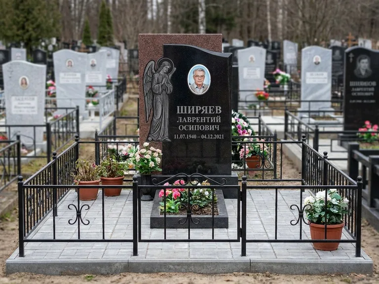 Памятник с гравировкой ангела — гравировка ангела с голубем по диагонали стелы, работа «Селиванов» в Набережных Челнах
