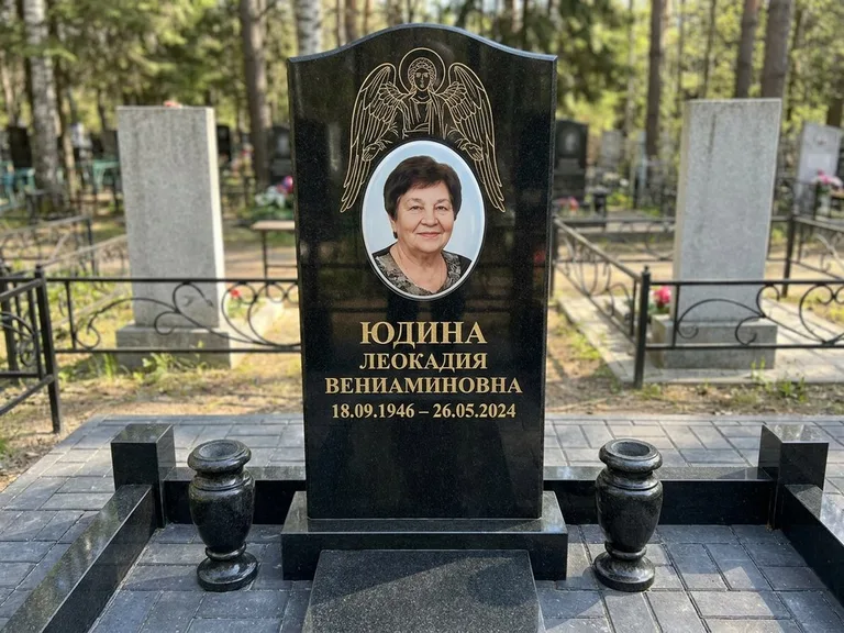Памятник с гравировкой ангела — гравировка двух ангелов по сторонам портрета, работа «Гордеева» в Набережных Челнах