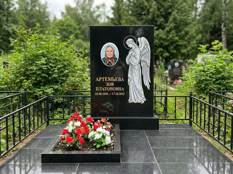 Памятник с гравировкой ангела — гравировка ангела в облаках с лучами над портретом, работа «Фаддеев» в Набережных Челнах