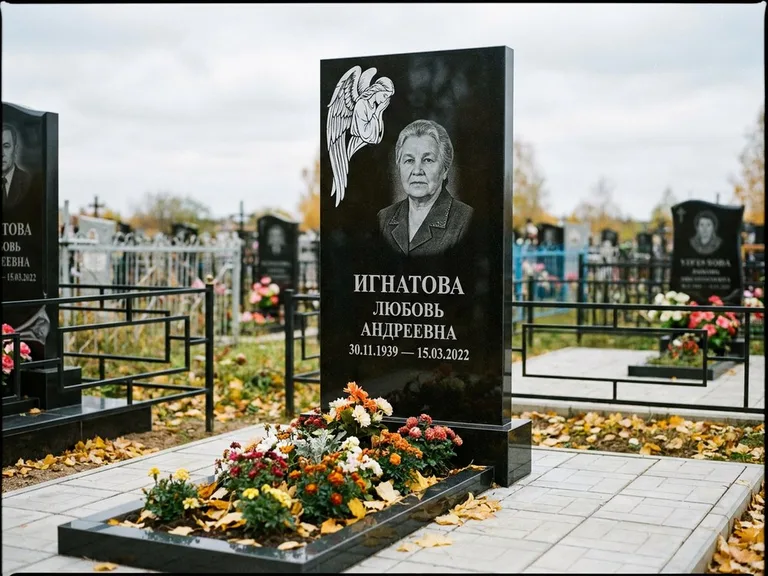 Памятник с гравировкой ангела — белая гравировка скорбящего ангела над портретом, работа «Игнатова» в Набережных Челнах
