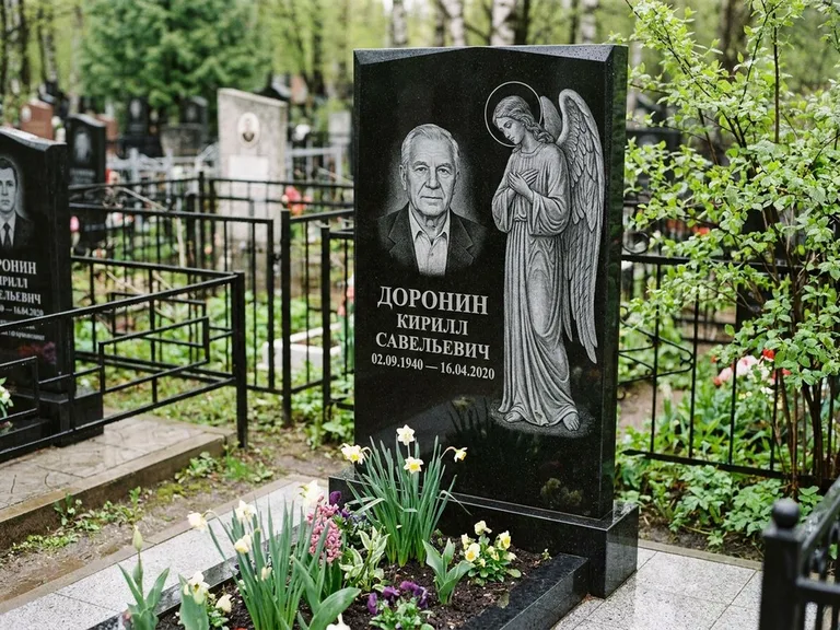 Памятник с гравировкой ангела — гравировка ангела-хранителя сбоку от портрета, работа «Доронин» в Набережных Челнах