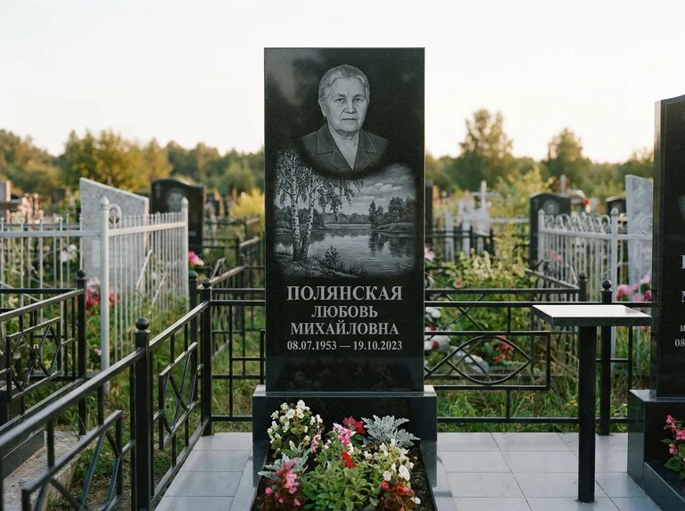 Памятник с гравировкой берёзы — гравировка берёзы у зеркального озера, работа «Полянская» в Набережных Челнах