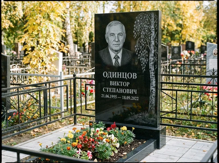 Памятник с гравировкой берёзы — гравировка плакучей берёзы с тонкими ветвями, работа «Одинцов» в Набережных Челнах