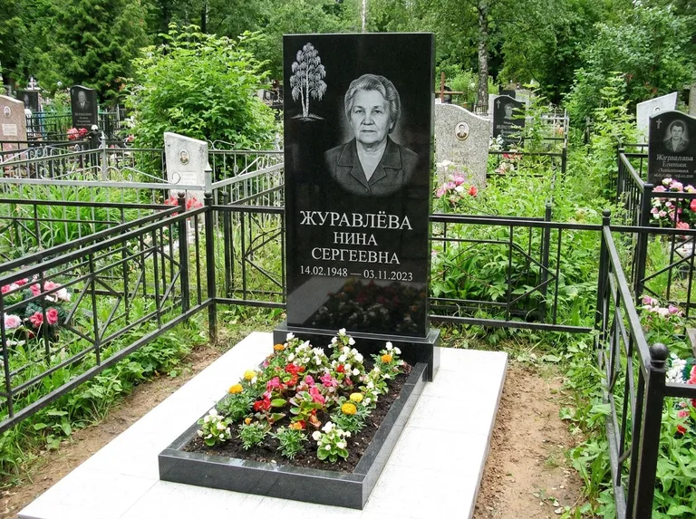 Памятник с гравировкой берёзы — гравировка одинокой берёзы над именем, работа «Журавлёва» в Набережных Челнах