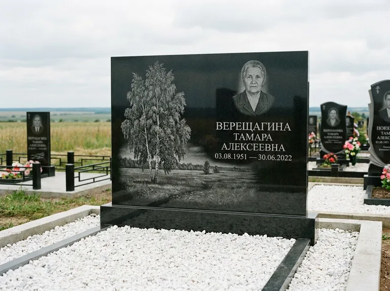 Памятник с гравировкой берёзы: широкая горизонтальная стела — берёза у поля, простор до горизонта, белая мраморная крошка с бордюром, работа «Верещагина» в Набережных Челнах